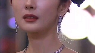 虞书欣每次镜头到她眼珠子就四处转
