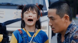 Silakan! Pasti keren sekali kalau ada ayah yang potong rambut cepak dan pakai jas hitam yang kelihat