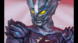 Chi tiết bao da của Ultraman Saka gợi nhớ đến vở kịch sân khấu