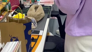 رد فعل الزملاء بعد رؤيتهم للظرف الأحمر الذي وضعه المعلم