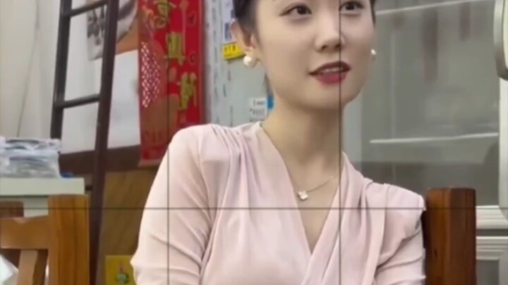 Biasanya kalau makan, aku makan di tempat kakak perempuanku.