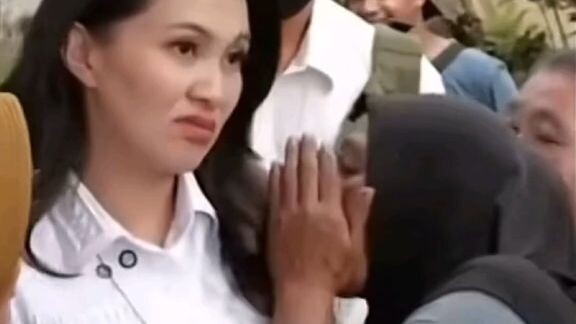 Sherly, saya tidak butuh penjilat.  Menyala Bu Gubernur.. ____