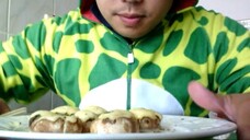 ASMR EATING SOUNDS - GRILLED MUSHROOMS FILLED WITH BALSAMIC AND 50/50 CREAM CHEESE/WHITE CHEESE