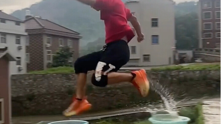 A young man from Guizhou has mastered light-body skill to an impressive degree, performing a "dragon