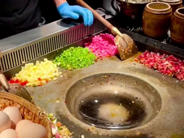 أرز مقلي من قويتشو… نادرًا ما نستخدم كلمة “مذهل” لوصف طبق أرز!