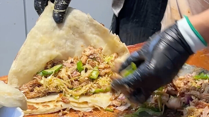 On the streets of Xi’an, a Shaanbei‑style meat‑wrapped flatbread goes for just 13 yuan—loaded with w