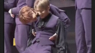 【奎八】被妹宝用膝盖顶跪的几米奎，嘴巴都咧到耳后根了～