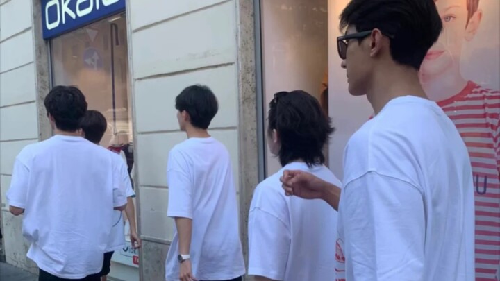 SEVENTEEN yang secara tak sengaja ditemui di Roma, ternyata sudah mulai masuk “taman kanak-kanak”