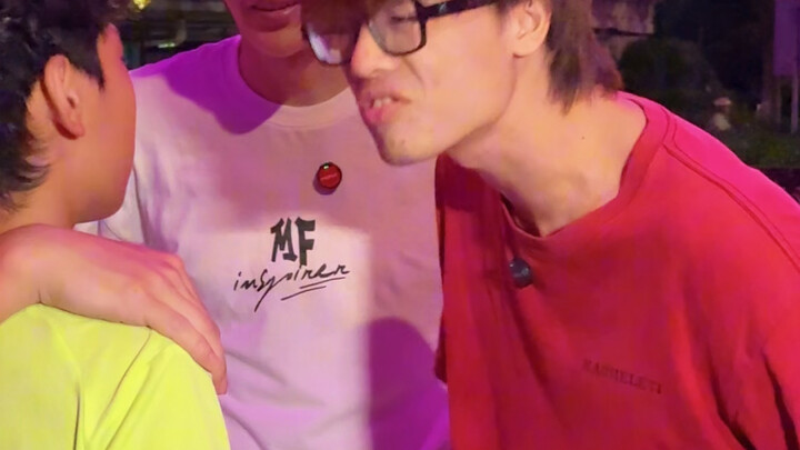 การแสดงพาร์คัวร์ด้วยดอกไม้ไฟอันตรายมาก แม้ว่าจะทำท่าตีลังกาได้ก็อย่าเพิ่งเลียนแบบโดยไม่จำเป็นนะ