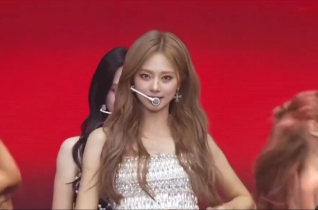 TWICE goes all out and becomes legendary; Jihyo is so beautiful!