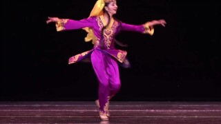 حفلة أداء رقصات كلاسيكية من كلية الرقص في جامعة الشعب