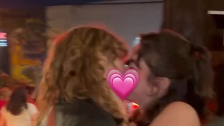 Les | المقدّمة تُوائم الفتيات المثليات في الحفلة بنسبة نجاح عالية جدًا!!