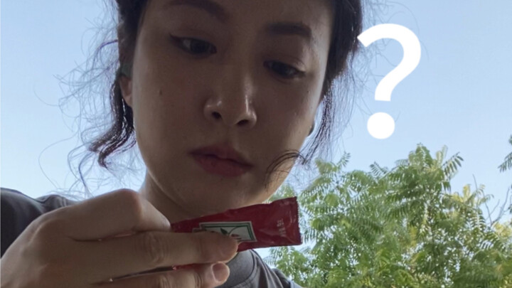 فتاة في ريعان الشباب تخرج للتنزه وتحمل هذه الأشياء في حقيبتها...