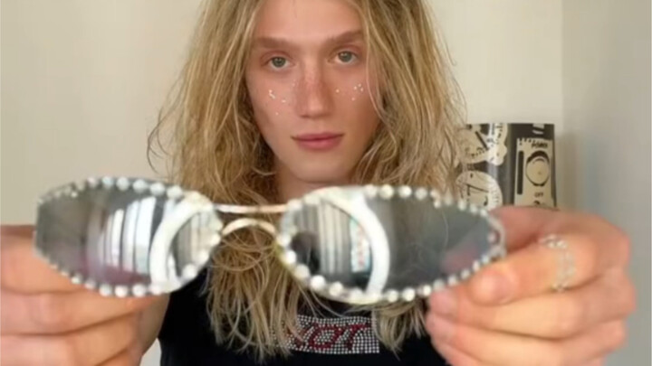 أحجار الراين + النظارات الشمسية الملونة، مظهر من عام 2000 تمامًا