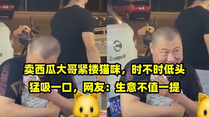 Anh bán dưa hấu ôm chặt chú mèo, thỉnh thoảng cúi xuống hít một hơi thật sâu; cư dân mạng bình luận: