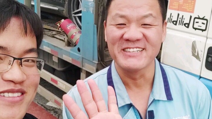 Trên đường đi làm gặp Tiểu Cương, đúng là Bổn Cương