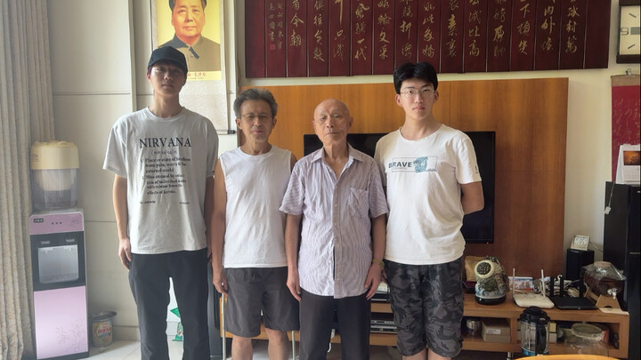 “Thăm viếng Thành Đô, phỏng vấn nguyên Ủy viên Thường vụ Ủy ban Cách mạng tỉnh Tứ Xuyên, nhân viên p