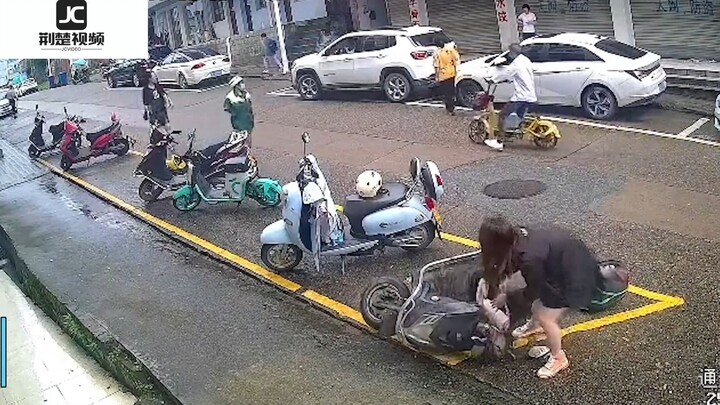 In the early morning, a woman sat down on an electric bike and walked away without looking back. The