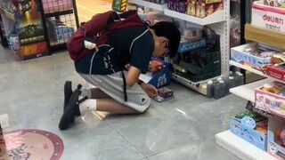 男孩拿着秤买盲盒，试图选出隐藏款，商家见状都看呆了