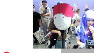 [Nedved] BW met A Zi cosplaying on the live broadcast, and she was even pulled by the VR staff to ta
