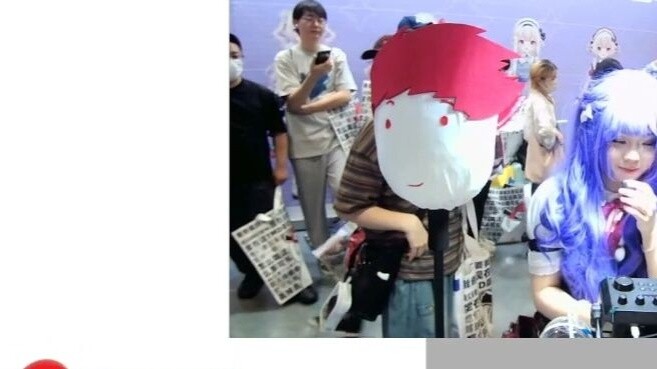 [Nedved] BW met A Zi cosplaying on the live broadcast, and she was even pulled by the VR staff to ta