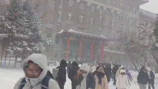 On November 6, Harbin Engineering College students struggled to attend classes despite heavy snowfal