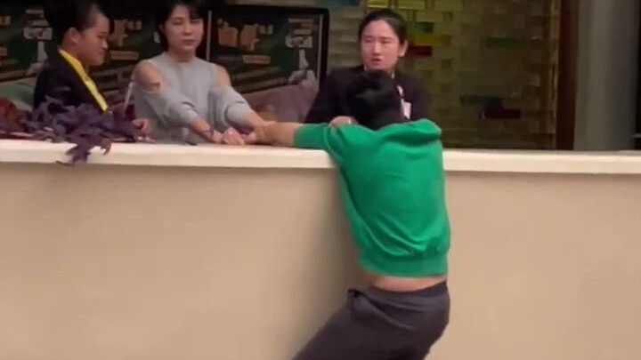 On April 5, at Guangzhou Wenlifang Plaza, a man tried to jump off a building and was stopped by two 