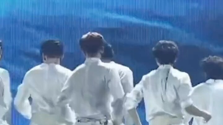 Hộp micro của Hoshi bị rơi rất xa, minh chứng cho cách xử lý sự cố sân khấu chuẩn mực!