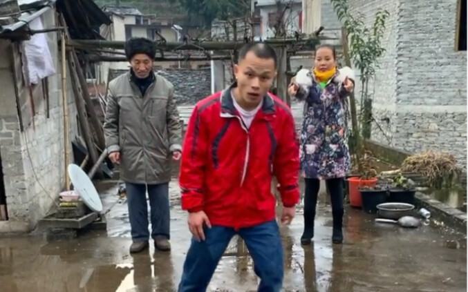 Chàng trai nhảy hip-hop ở nông thôn, nhảy hip-hop dưới nước, kỹ năng nhảy siêu đỉnh, tán dương anh ấ