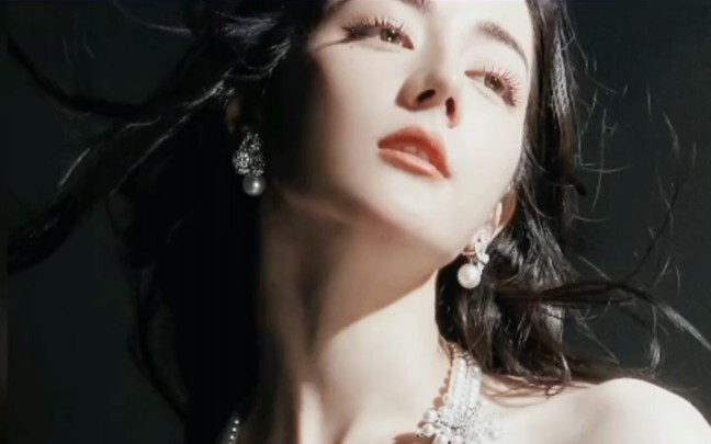 إبداع ثانوي مستوحى من الجمال الفاتن: نزول إلهة الجمال، رائع إلى أبعد حد!