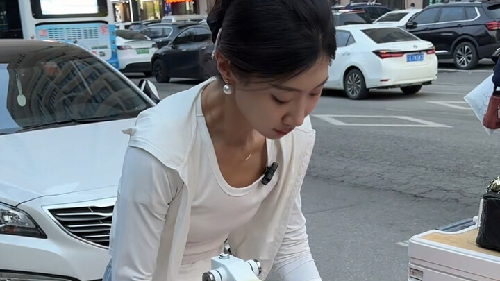 “Bành Mamba khám phá quầy nước cam của cô gái xinh đẹp”