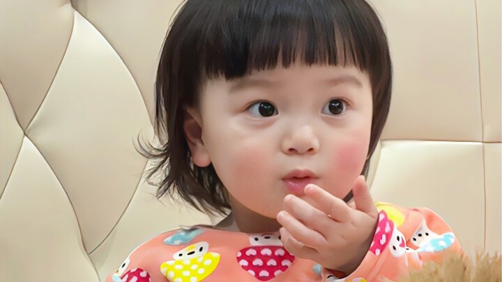 I surprised my sleeping daughter while she was out—her reaction was so cute!