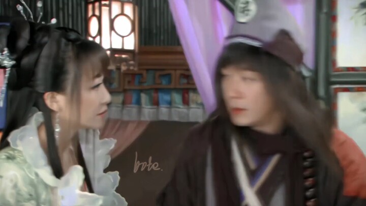 Di dunia ini, semua orang membicarakan Biksu Suci dan Buddha Hidup yang bermain di tengah-tengah man