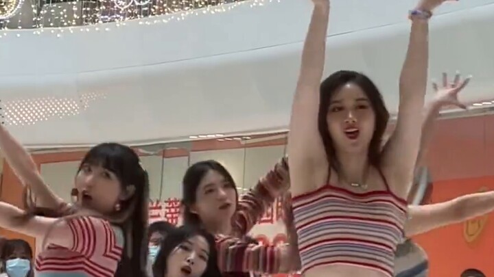 Mungkin cuplikan langsung pertama road show umpah umpah Park Soo Young di Internet