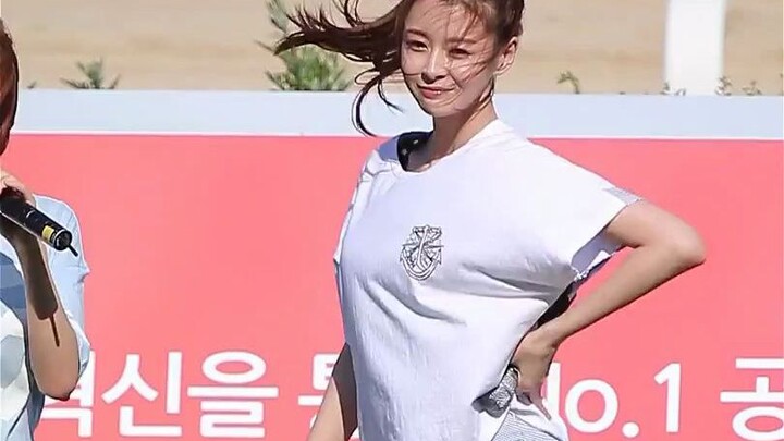 HelloVenus: The girl group with the longest legs in history dances outdoors