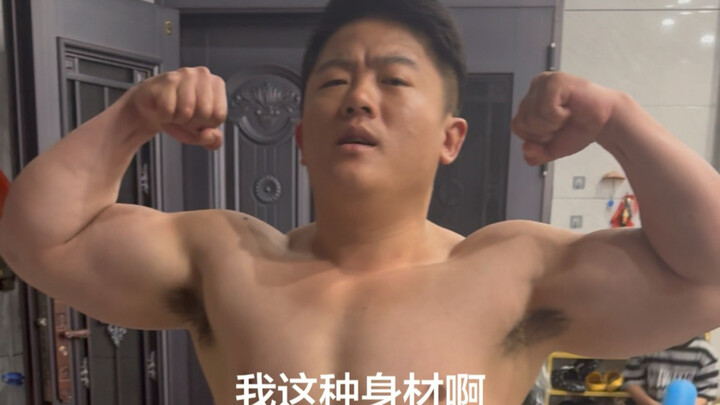 Thân hình cứ hở ra là chạy khi đánh nhau, trên mạng mọi người gọi anh ấy là “cơ bắp chết”.