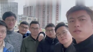 同学聚会应到64人实到7人，说出原因后哄堂大笑-你们明年再聚吧。