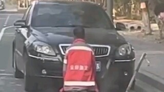 November 8 (interview date), Ningbo, Zhejiang: The street office responded to the janitor kneeling i