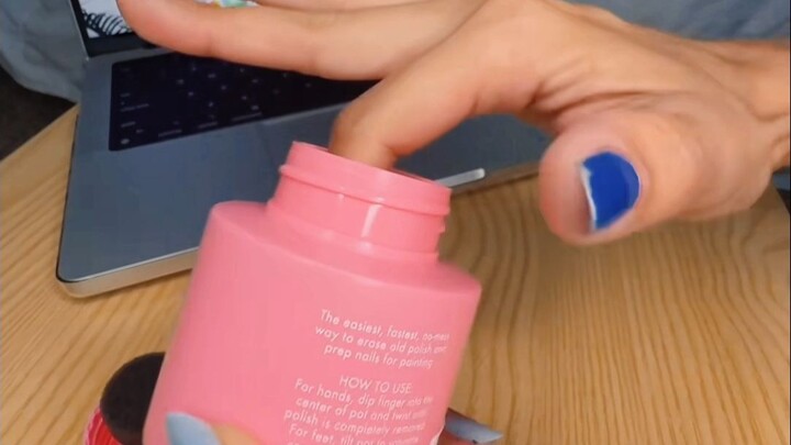 تسويق المؤثرين في الخارج | مدونة عالمية تشارك "عملية إزالة طلاء الأظافر بمشهد واحد دون توقف"!