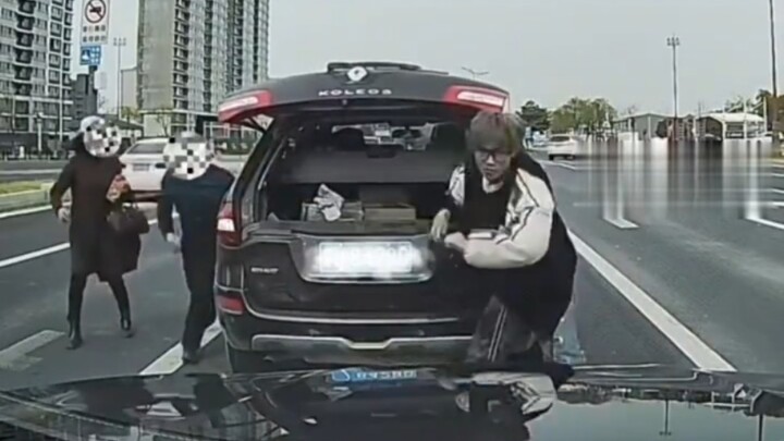 รถคันหน้าไม่ขยับเมื่อไฟเขียว หลังบีบแตรเตือน ชายคนนี้ลงจากรถแล้วฟาดก้านไม้ใส่ฝากระโปรงหน้ารถคันหลัง!