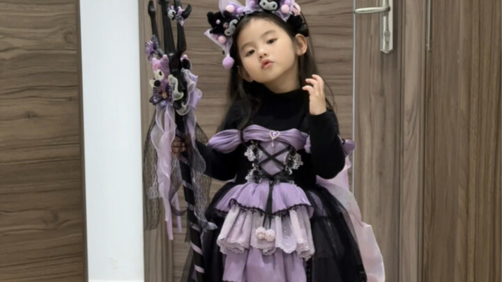 بعد أن تلقت الفستان الجديد الذي أهدته لها خالتها، بدأت تفقد ذاتها تدريجيًا وسط هتافات الإطراء المتتا