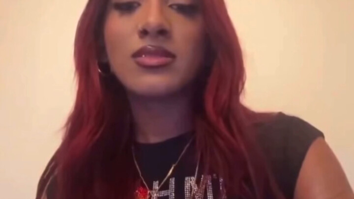 Thành viên nhóm nhạc nữ KATSEYE – LARA – trong buổi livestream đã nghe và hát ca khúc solo “Bored!” 