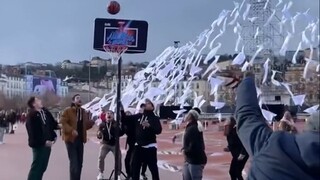 街头随机篮球挑战🏀！小哥哥这个扣篮你给几分？