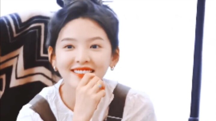 This is the first time I've seen someone on a variety show without flashy braids or complicated make