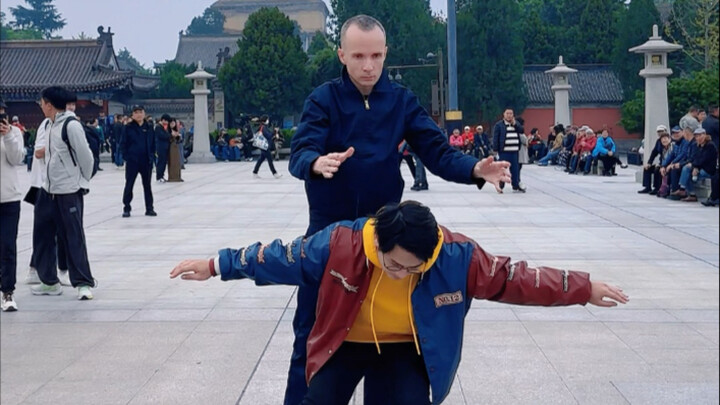 Run into mechanical dance master Vall on the streets of Xi’an—let’s drop some #MechanicalDance!
