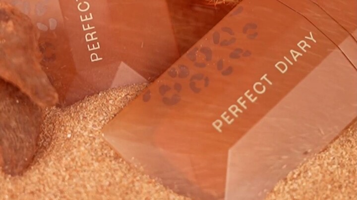 Quay clip son môi trong phòng ngủ sao cho sang chảnh?!