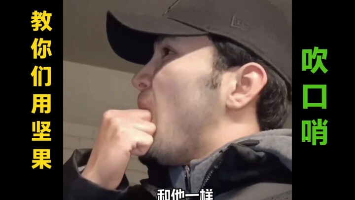 Một người chơi trò vui, dạy bạn thổi sáo bằng vỏ hạt.