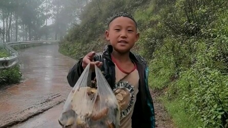 Trong lòng biết ơn, gặp ai cũng thấy dịu dàng.