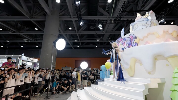 This “raid instance”! The overwhelming pressure from the crowd meets Frudelis’s commanding aura!