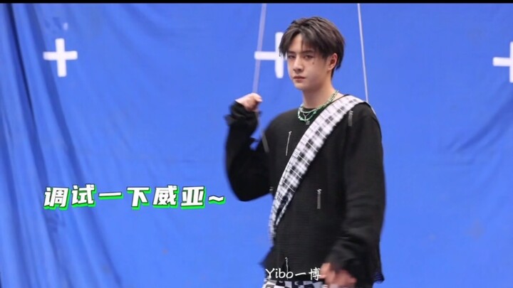 Vì video nhảy điệu nhạc Nga này mà Yibo trở nên nổi tiếng khắp nước Nga trên YouTube, đồng thời được